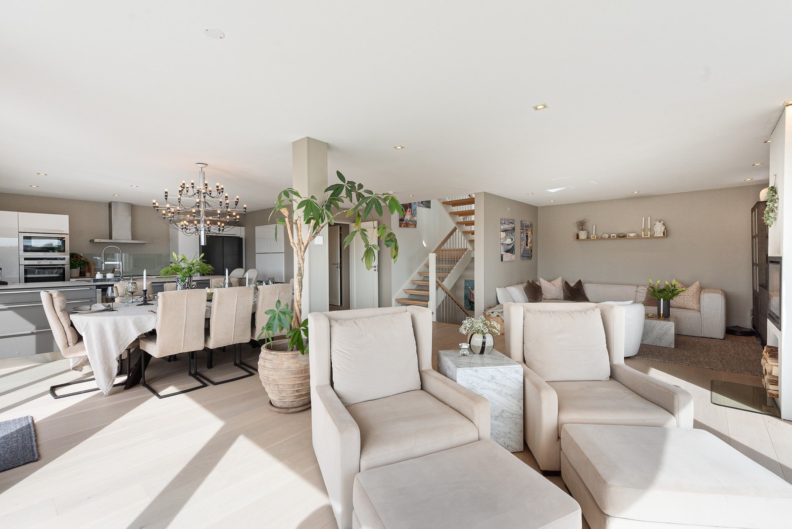 Her har du blir du møtt av et stor, luftig og åpent rom og nydelig utsikt med en gang du kommer opp trappen Galleribilde