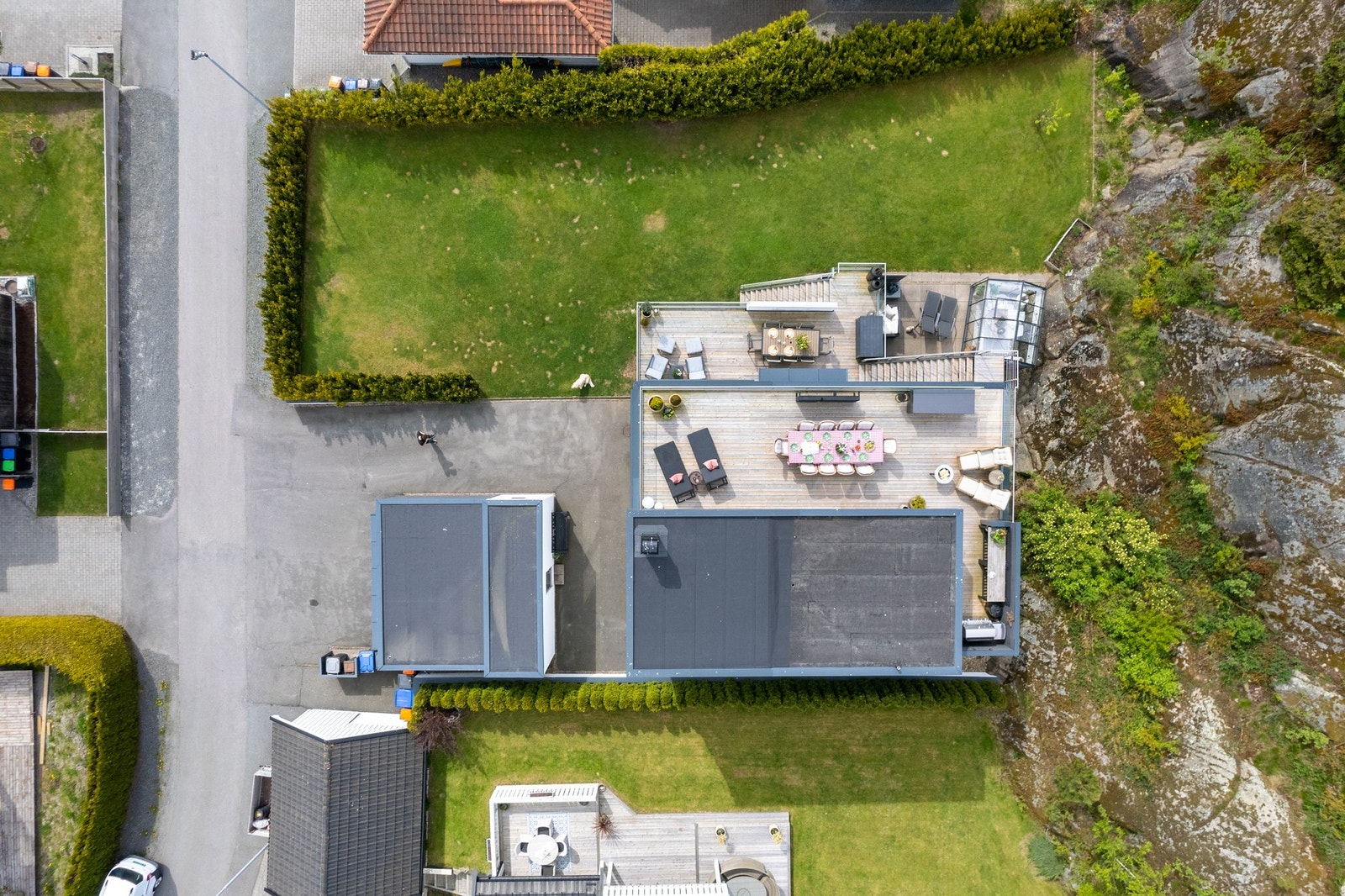 Her har du romslig innkjørsel, gode parkeringsmuligheter og stor hage for ballspill og lek Galleribilde