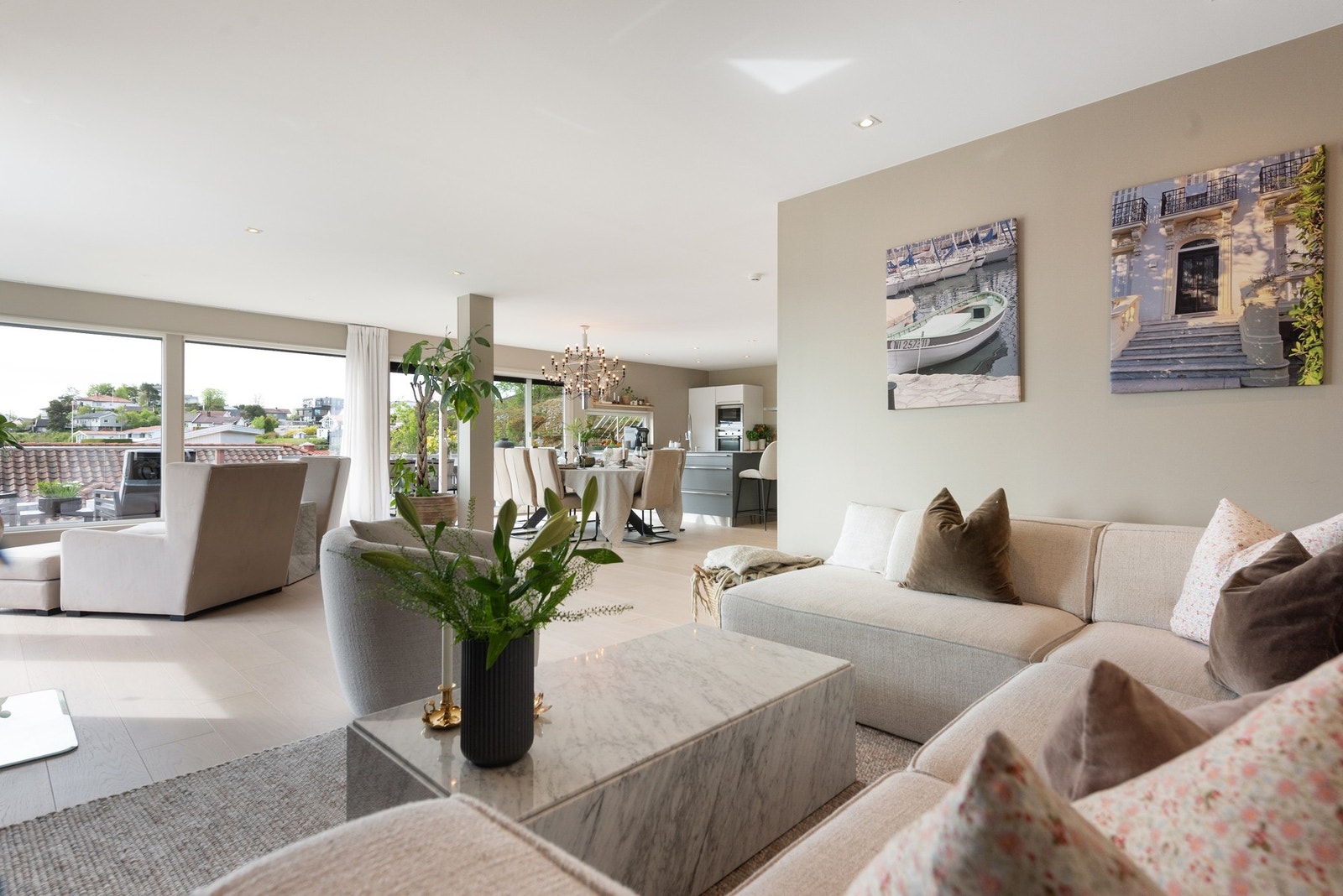 Med en L-form får du et lyst og luftig rom, samtidig som utformingen skaper en naturlig oppdeling av sonene Galleribilde