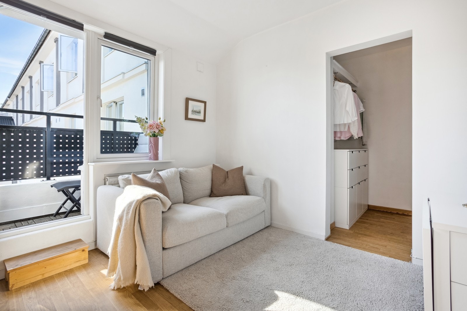 Arealeffektiv og flott 1-roms leilighet beliggende i 6. etasje med utgang til egen balkong. Galleribilde