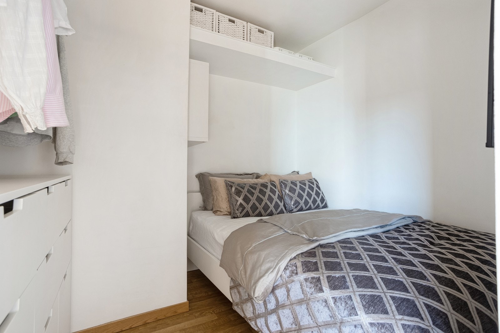 Videre har boligen en romslig sovealkove med plass til seng og garderobe. Galleribilde