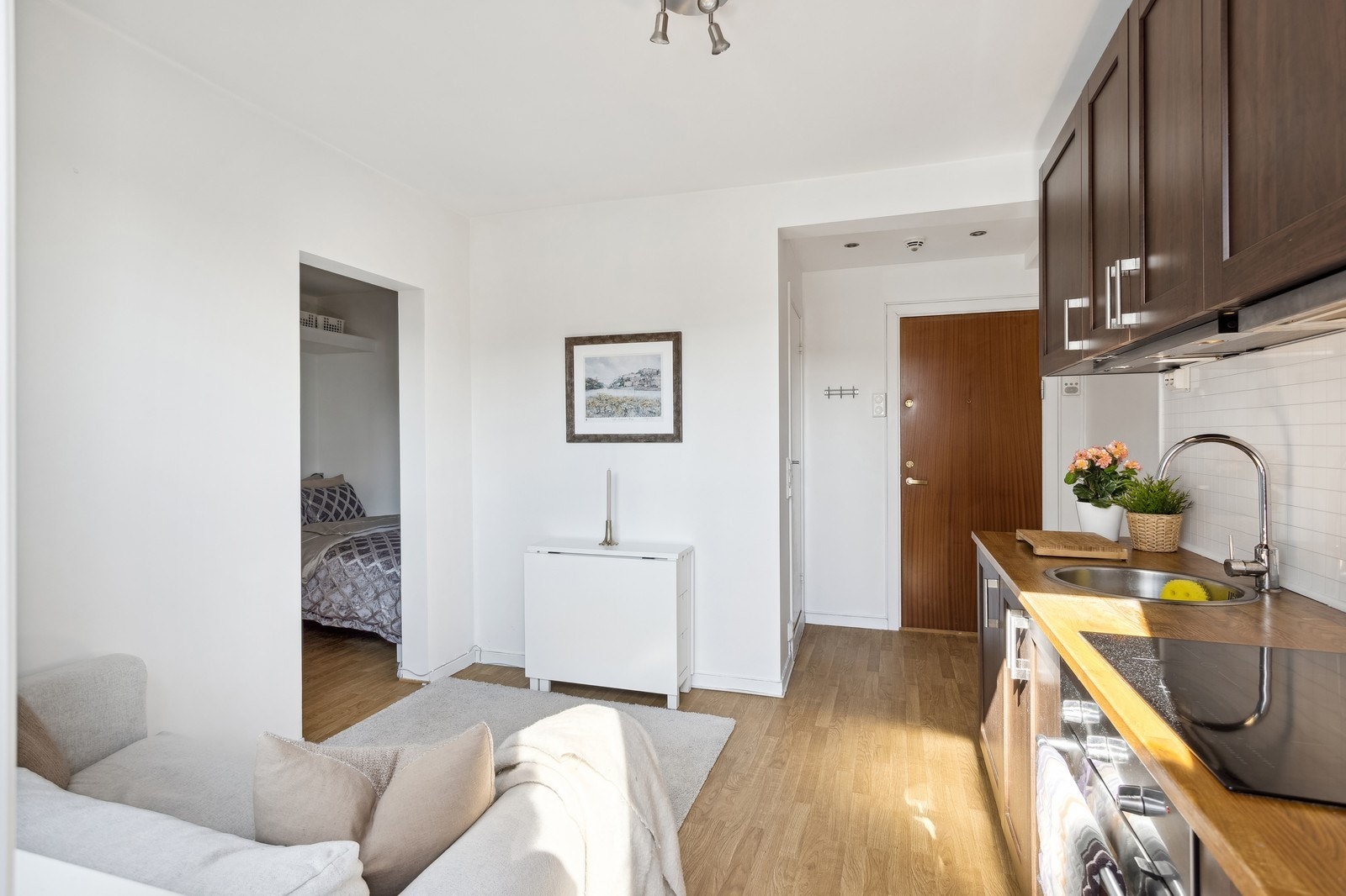 Her er det plass til både sofa og spisebord. Galleribilde