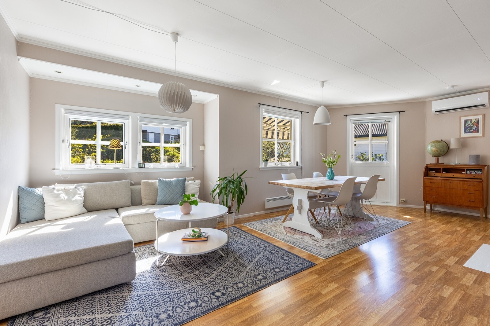 Stue med åpen kjøkkenløsning Galleribilde