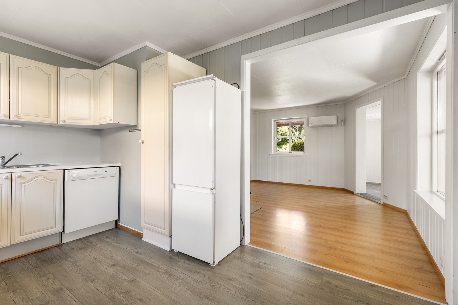 Stue med åpen kjøkkenløsning i underetasje Galleribilde