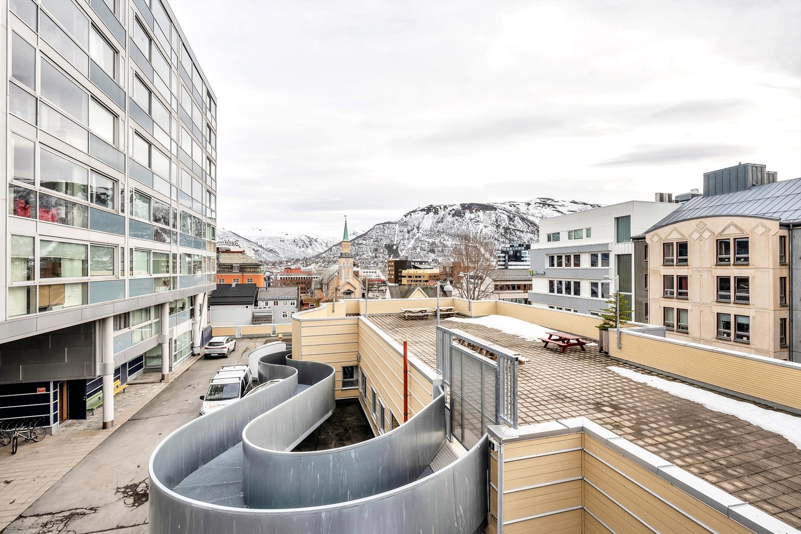 Sameiet har en stor felles takterrasse med gode solforhold og flott utsikt over Tromsø sentrum. Galleribilde