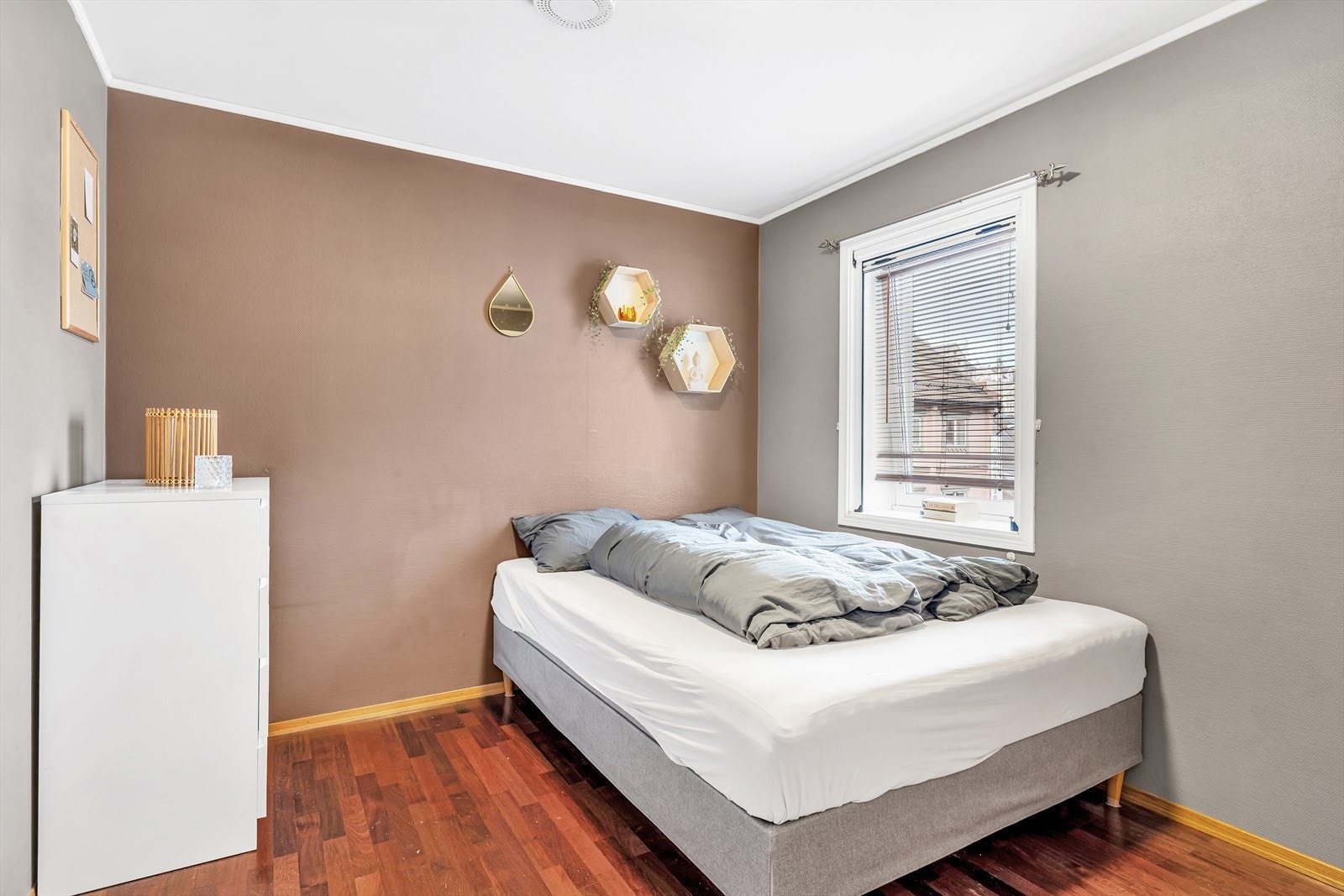 Romslig hovedsoverom med plass til stor seng. Galleribilde