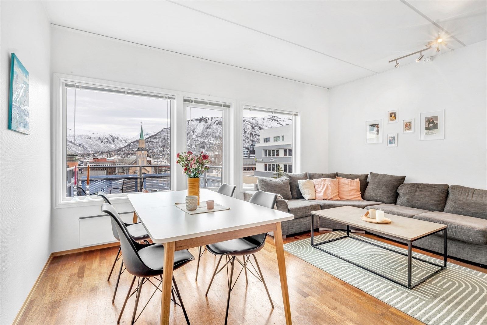 Arealeffektiv leilighet midt i sentrum med god planløsning, balkong og garasjeplass. Galleribilde