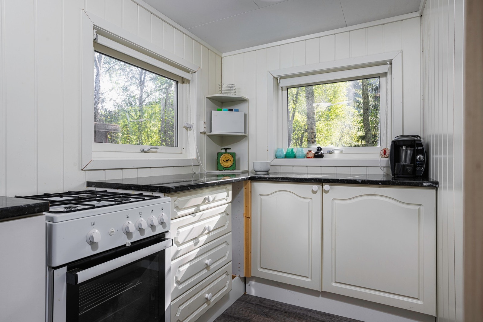 Her har du komfyr og underskap til oppbevaring. Galleribilde