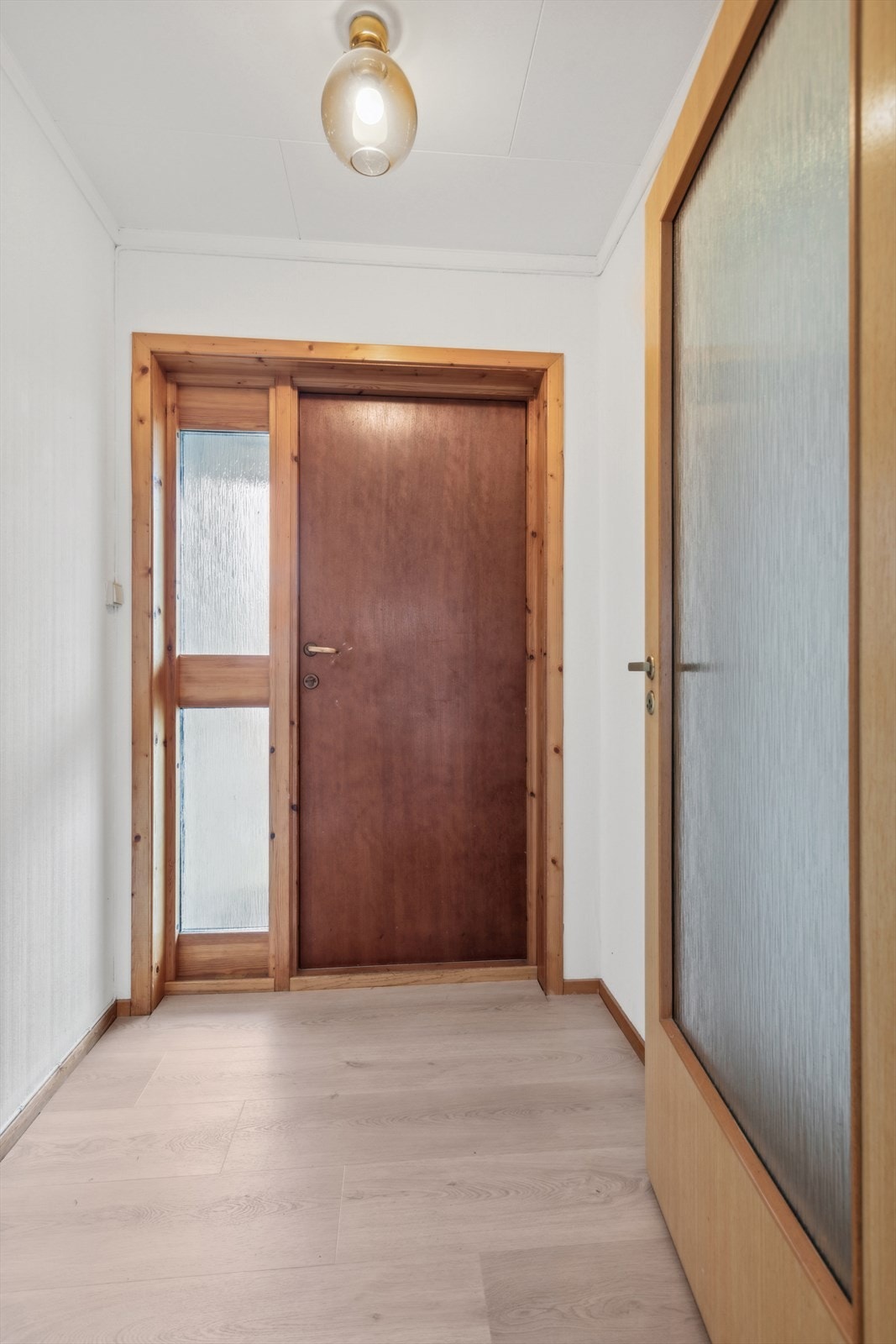 Det er adkomst til boligen fra bakkeplan, via trapp og inn i første etasje. Galleribilde