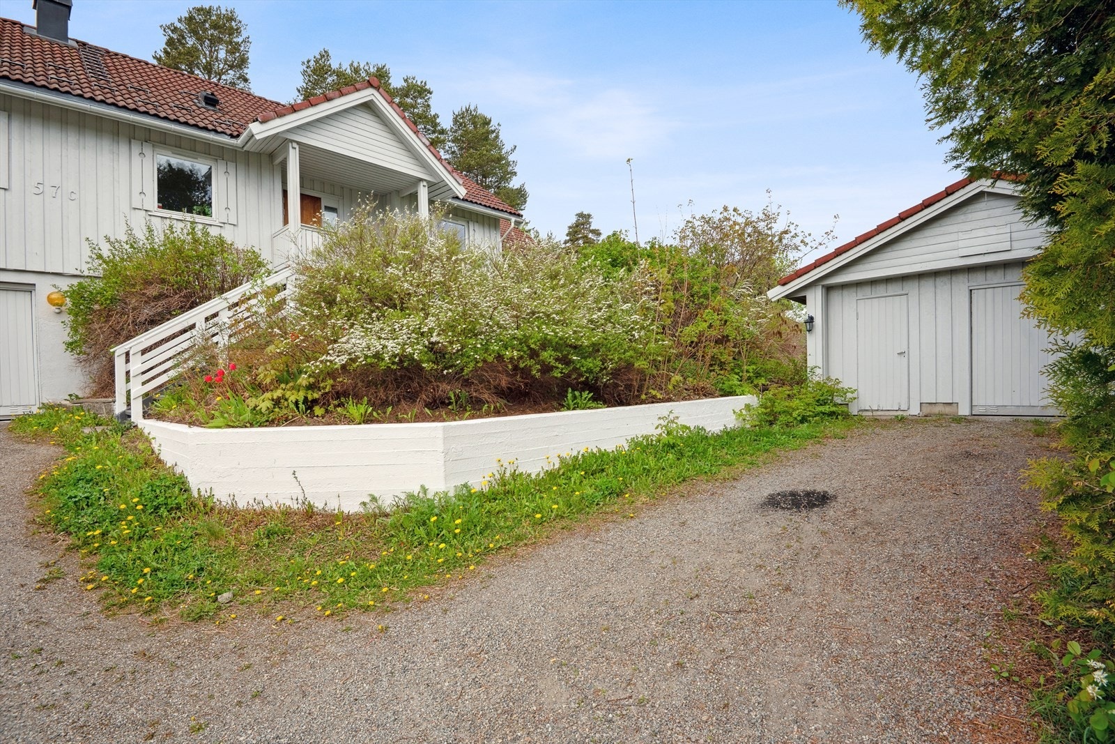 Felles eiet tomt for sameiet bestående av to seksjoner. Tomten har en fin beliggenhet i et attraktivt og barnevennlig nabolag. Garasjen medfølger. Galleribilde