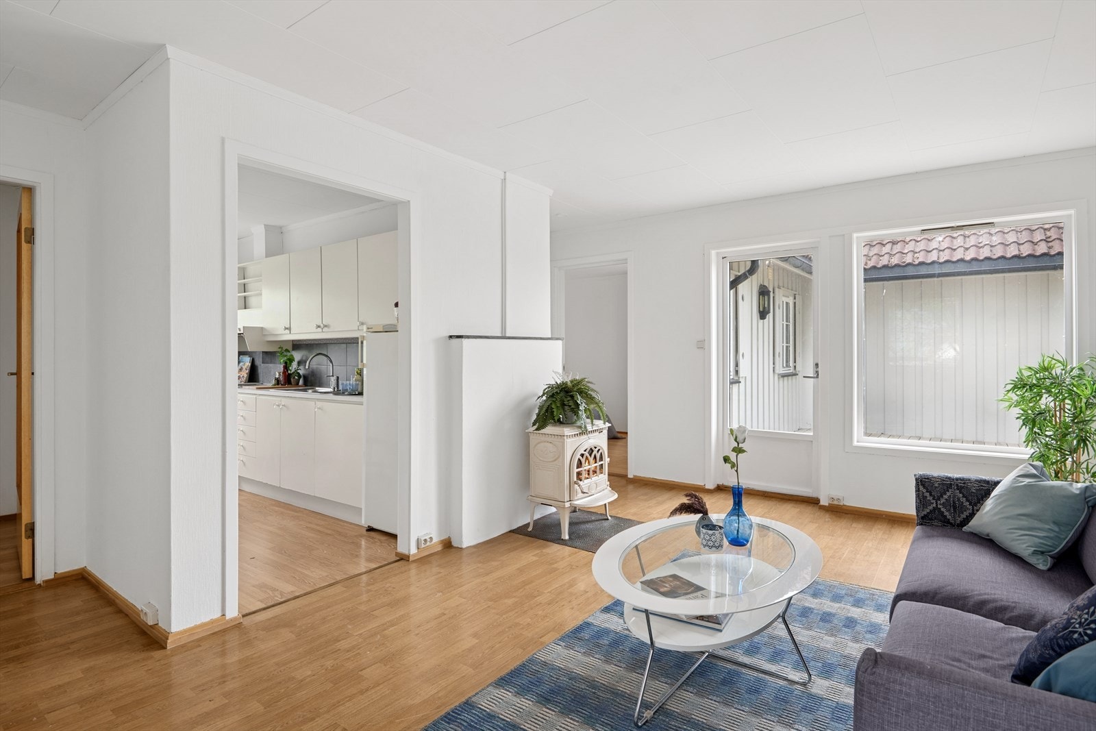 Leiligheten byr på lyst og luftig oppholdsrom. Galleribilde