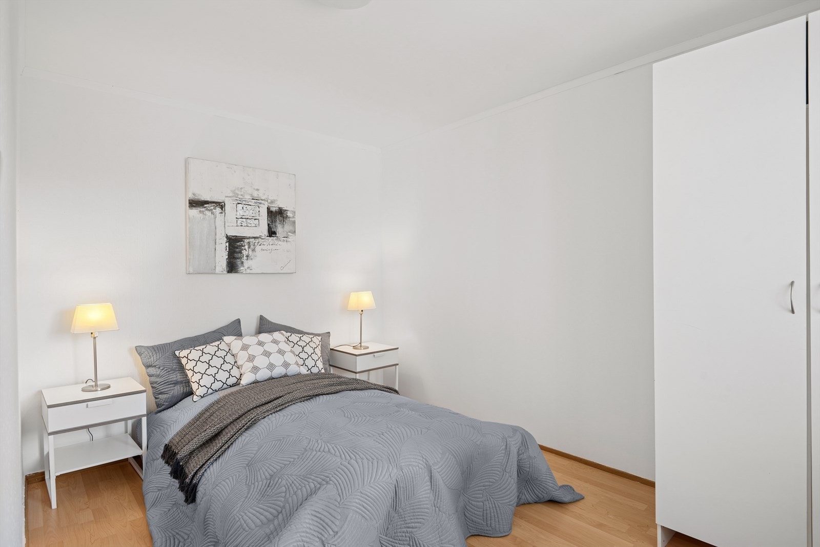 Lyst soverom med garderobeskap. Galleribilde