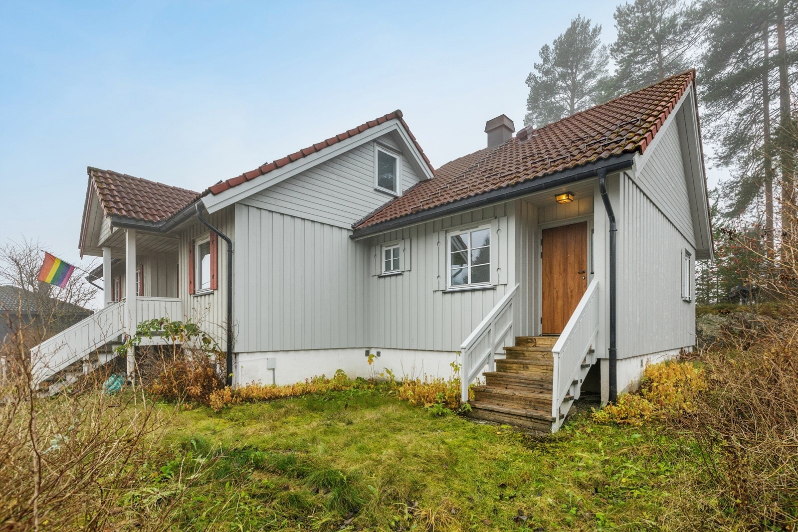 Det er adkomst til boligen fra bakkeplan, via trapp og inn i første etasje. Galleribilde