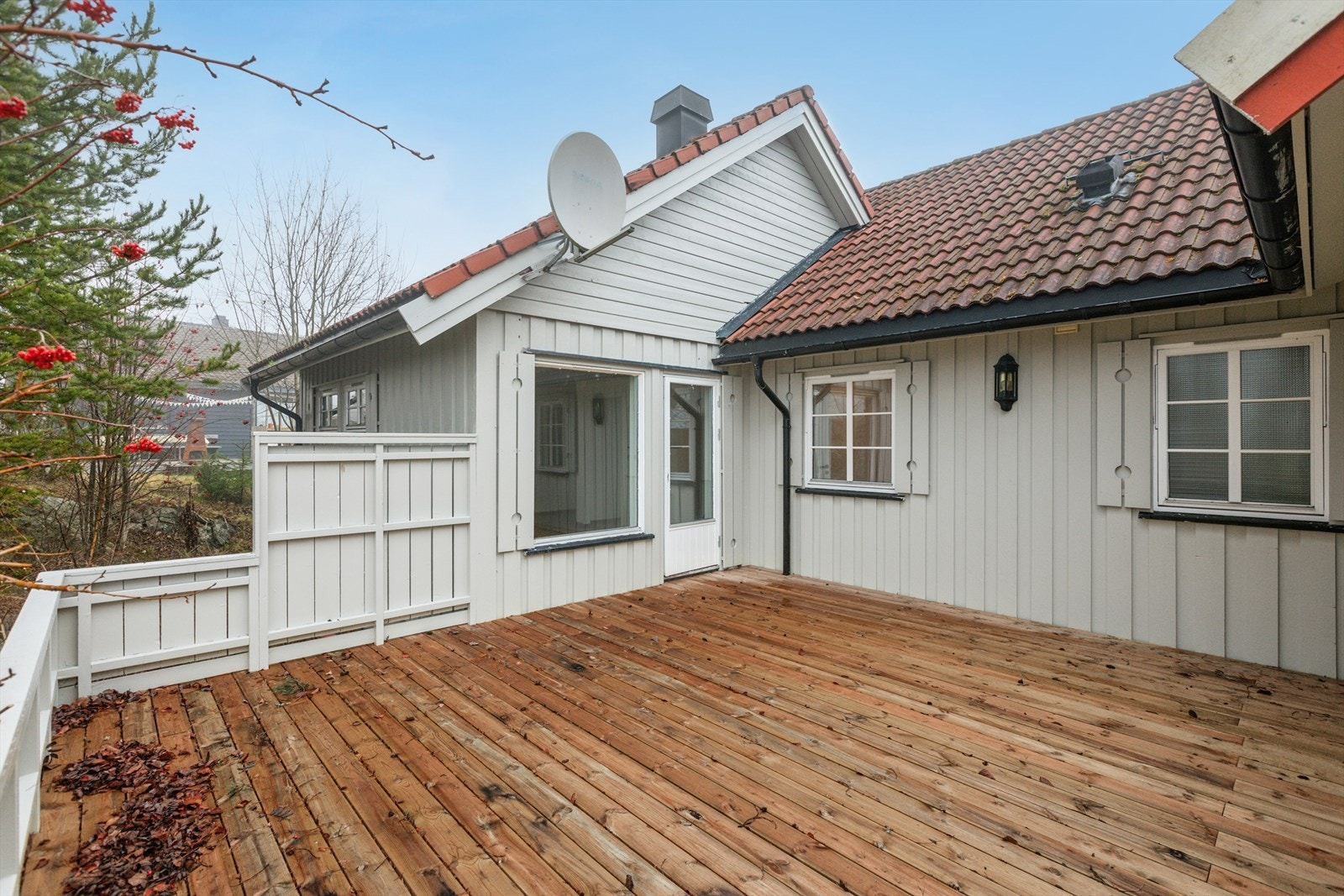 Leiligheten disponerer en solrik og usjenert terrasse på ca 28 kvadratmeter. Galleribilde