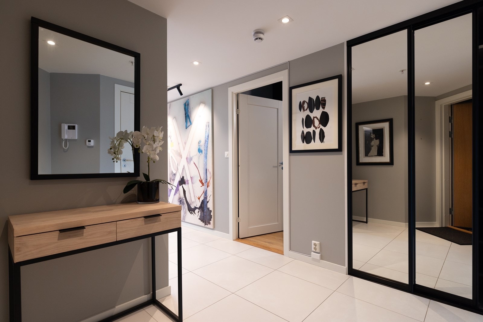 Romslig entre med skyvedørsgarderobe. Heltre eikedør i inngangsparti. Galleribilde