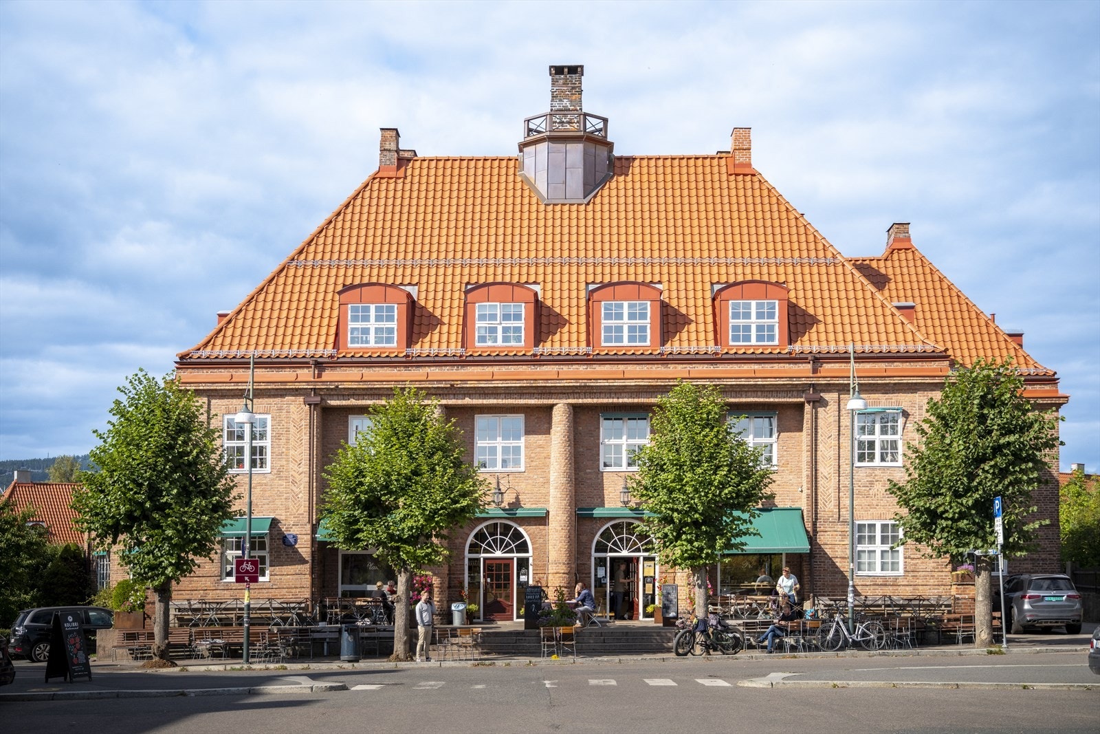 Damplassen, møteplass og serveringssteder midt i Ullevål Hageby. Galleribilde