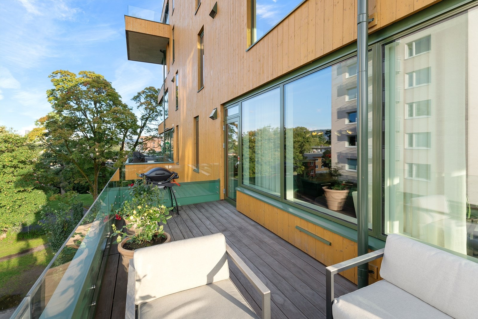 Romslig balkong med terrassebord av kebony, lagt i 2024. Galleribilde