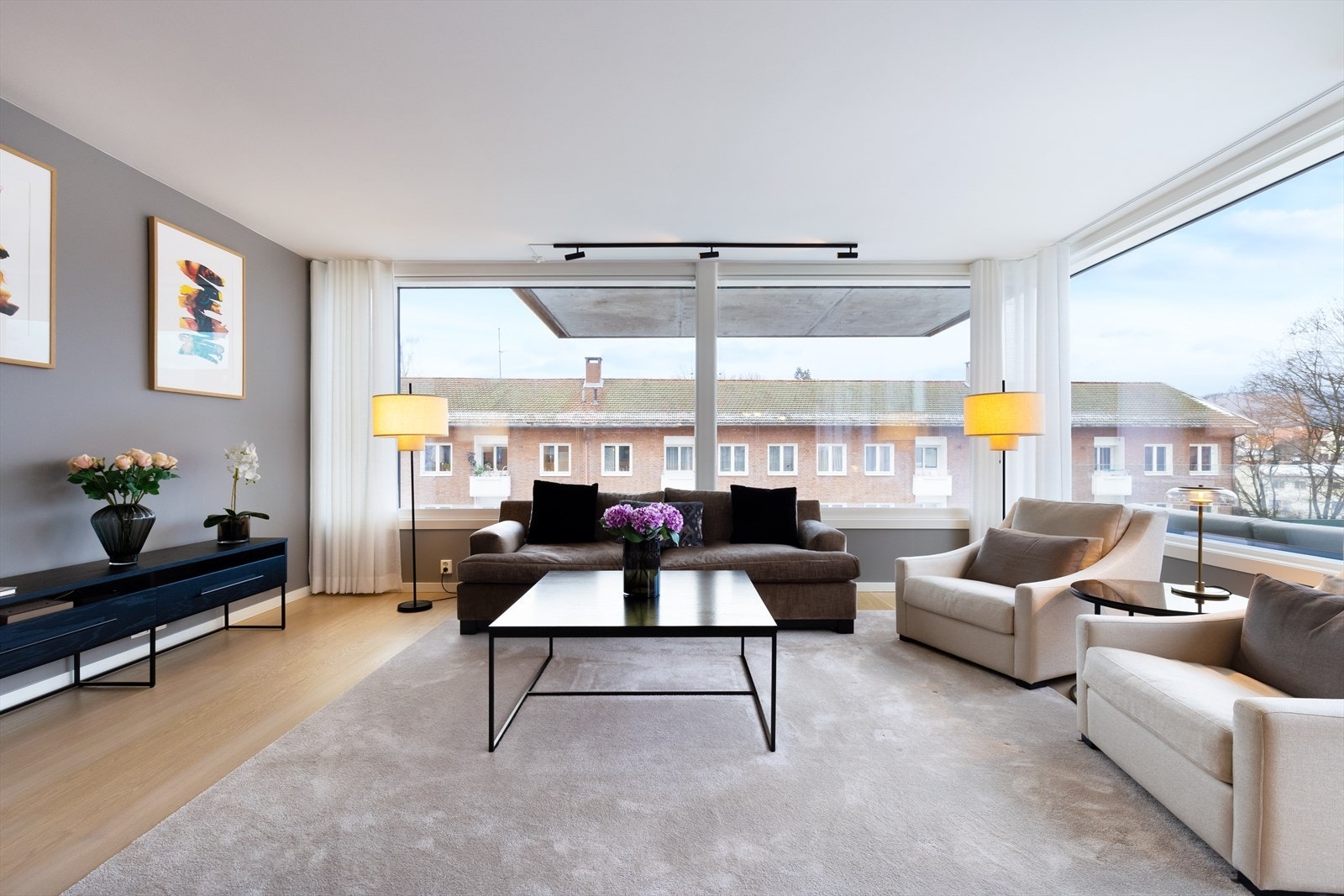 En meget romslig stue som gir god plass til både sofagruppe, tv-løsning og spisebord. Galleribilde