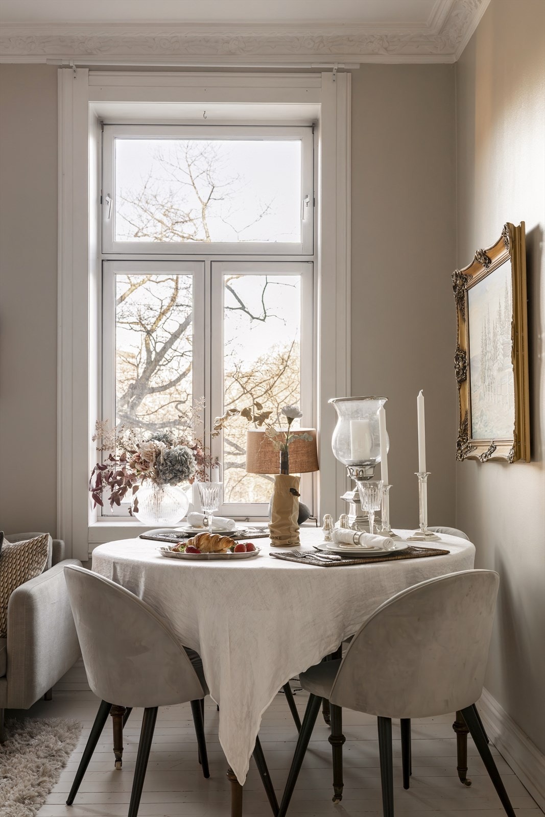 Hyggelig sone foran vinduet i stuen med plass til spisegrupppe. Galleribilde