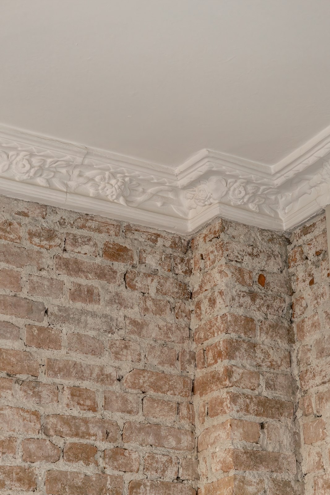 Lekker stukkatur og bevarte detaljer er gjennomgående i hele boligen. Galleribilde