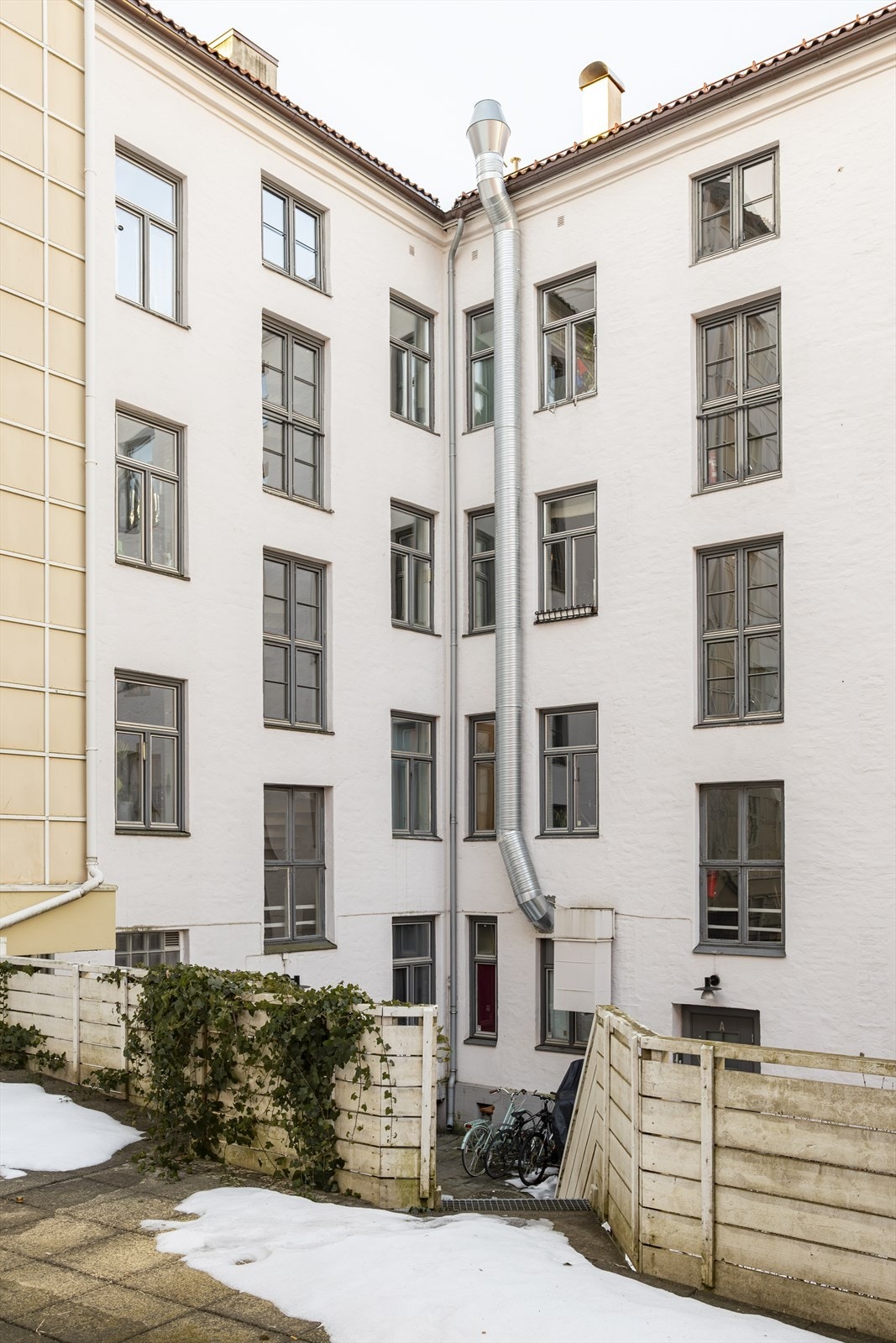 Bakgård. Galleribilde