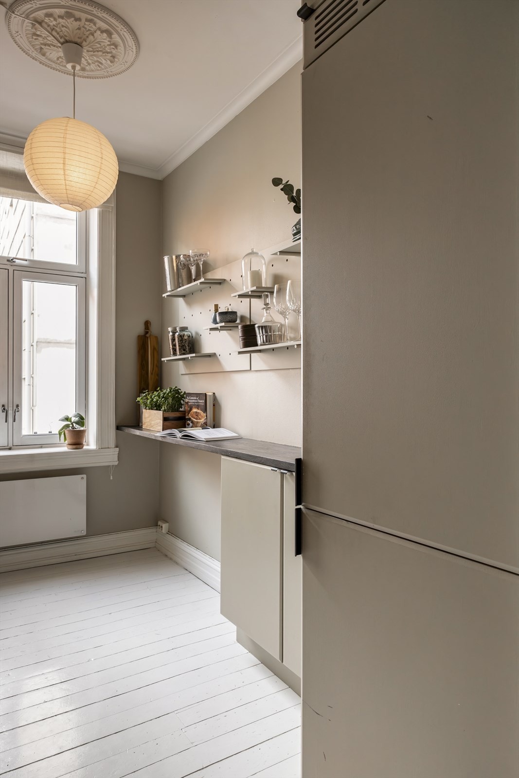 Ved vinduet er det en hyggelig sone med hylleløsning på vegg samt mulighet for en spiseplass ved benk. Galleribilde