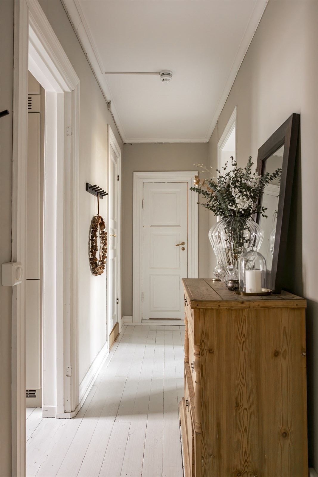 Her blir du møtt av en lys entré med god plass til oppbevaring av yttertøy og sko. Galleribilde