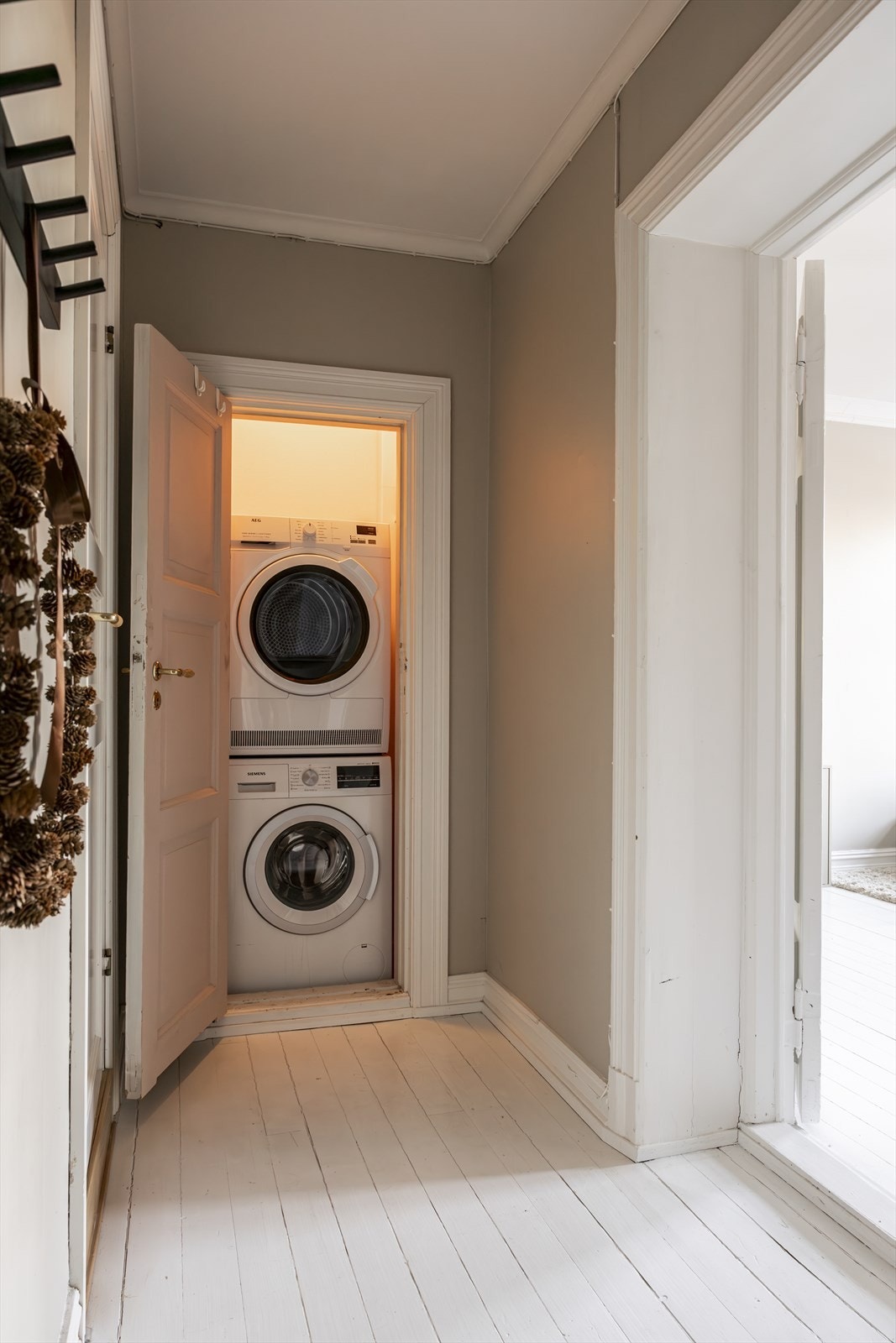 Leiligheten har en innvendig bod som benyttes som vaskesøyle. Det er opplegg for vaskemaskin og montert automatisk vannstopper i boden. Galleribilde