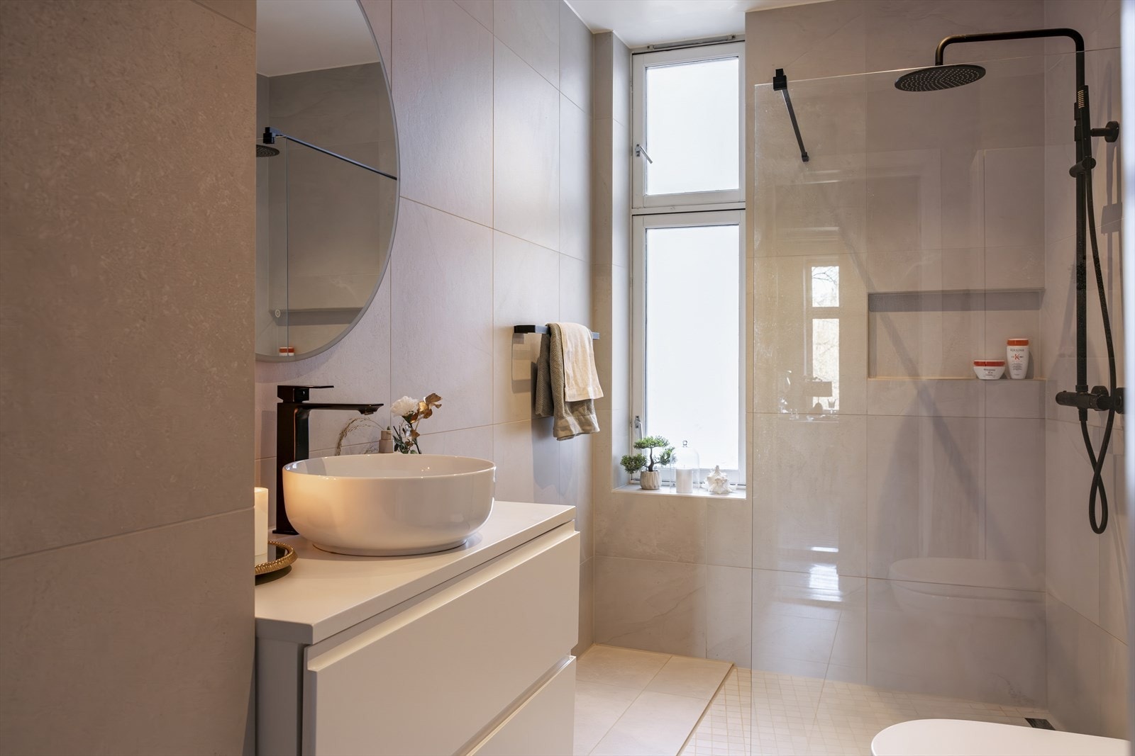 Et luksuriøst flislagt bad fra 2021 som virkelig gir deg spafølelsen - Romslig dusjsone med fast glassfelt. Galleribilde