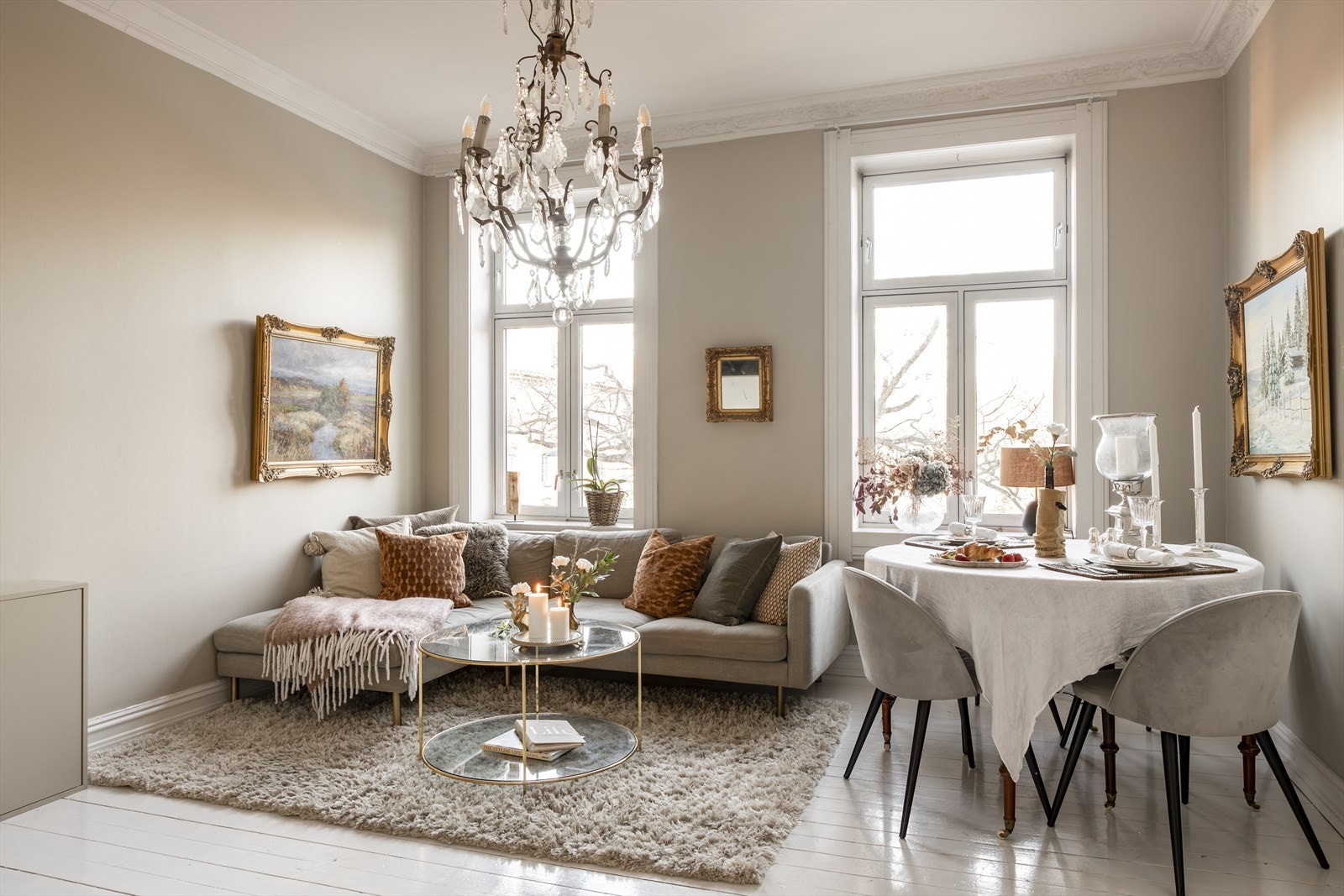 Stuen fremstår lys og luftig med en takhøyde på ca. 2,90 meter. Galleribilde