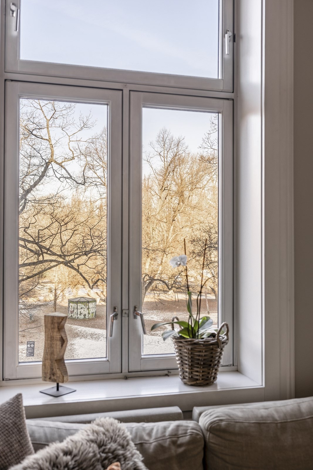 Leiligheten er beliggende i 3. etasje med store vindusflater og utsyn mot botanisk hage. Galleribilde