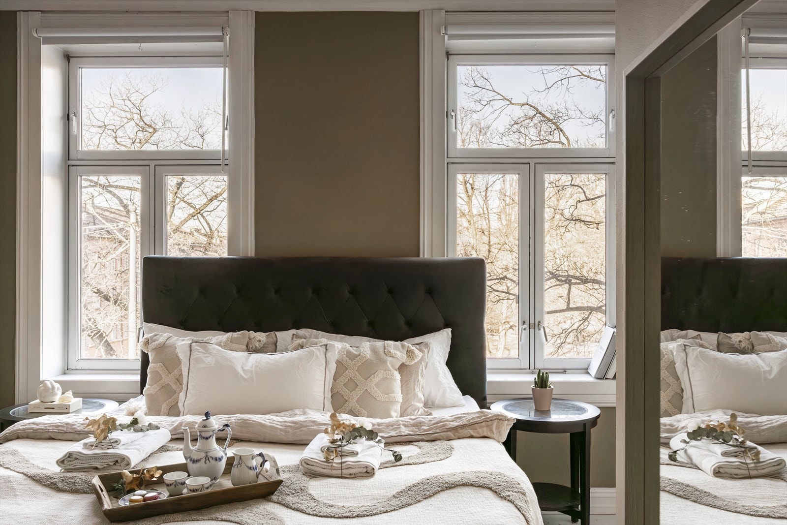 Rommet er av god størrelse med plass til både dobbeltseng og oppbevaring. Galleribilde