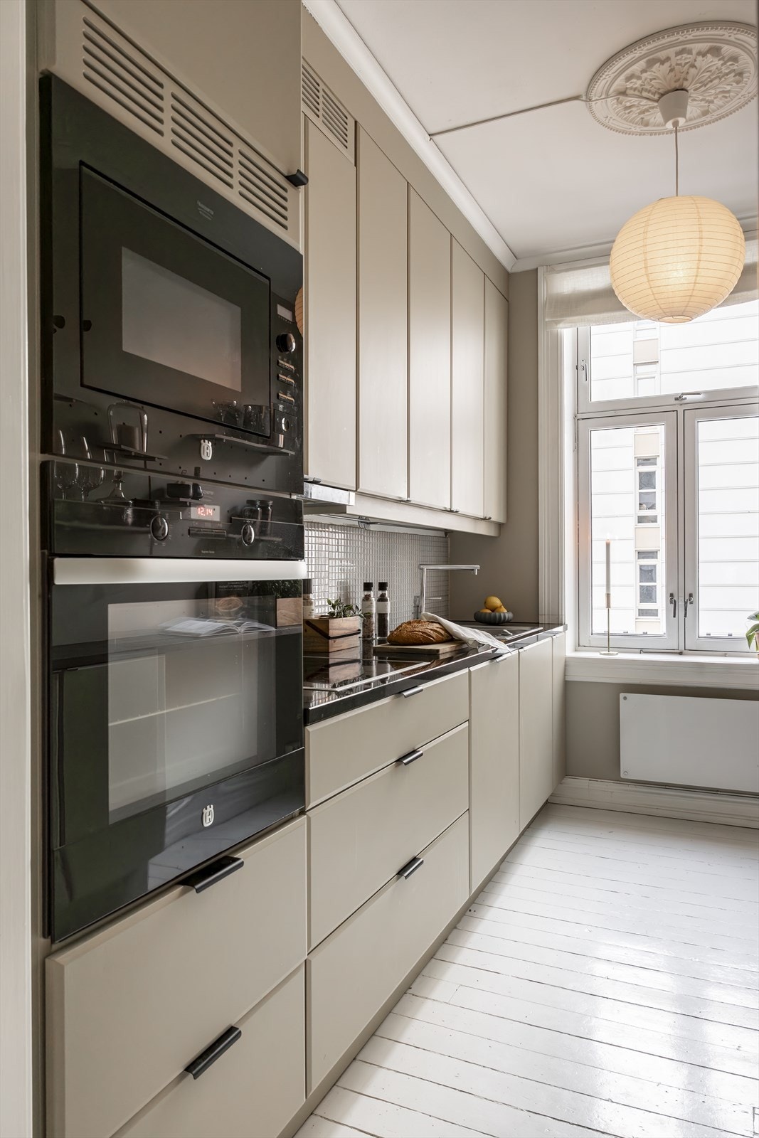 Stekeovn, keramisk topp, oppvaskmaskin og kjøl/frys er integrert i innredningen. Det er opplegg for oppvaskmaskin. Galleribilde