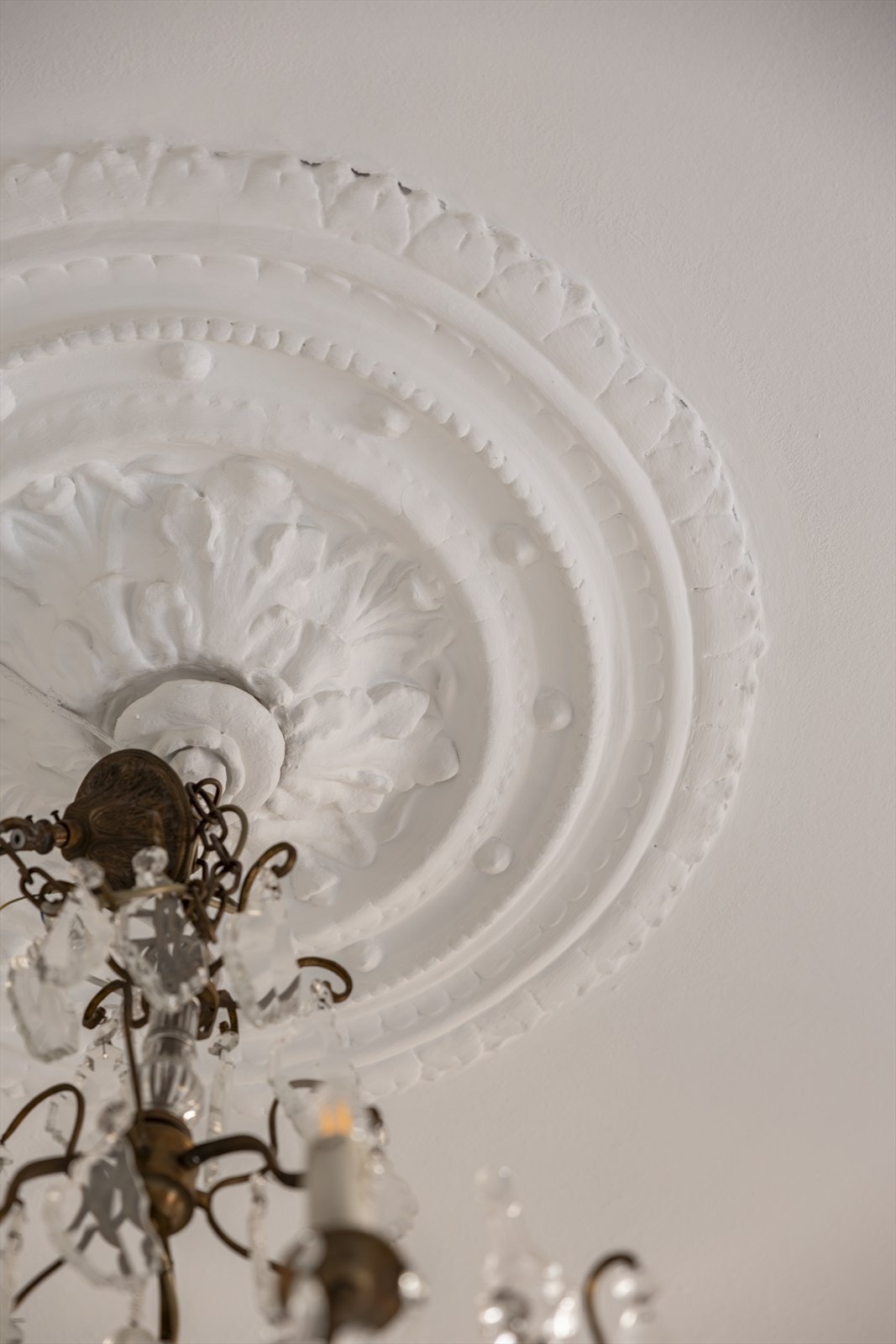 Stuen har vakker stukkatur og rosett i taket, noe som gir en klassisk og elegant atmosfære. Galleribilde