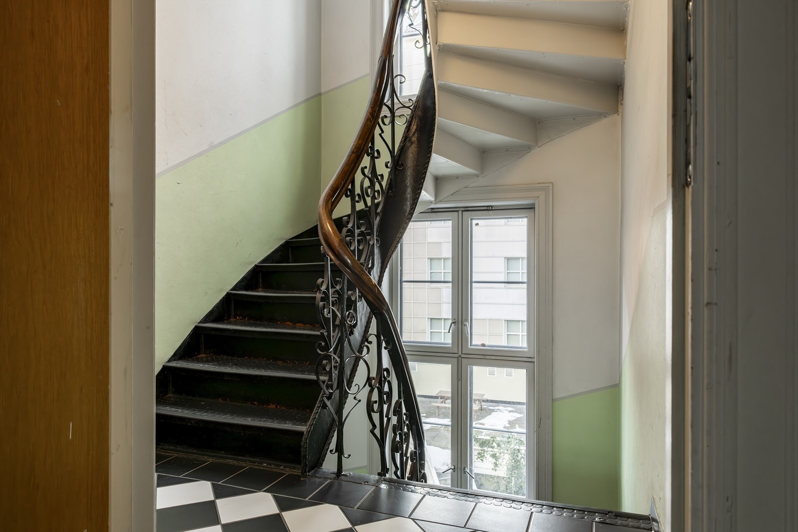 Sjarmerende trappeløp i bygården. Galleribilde