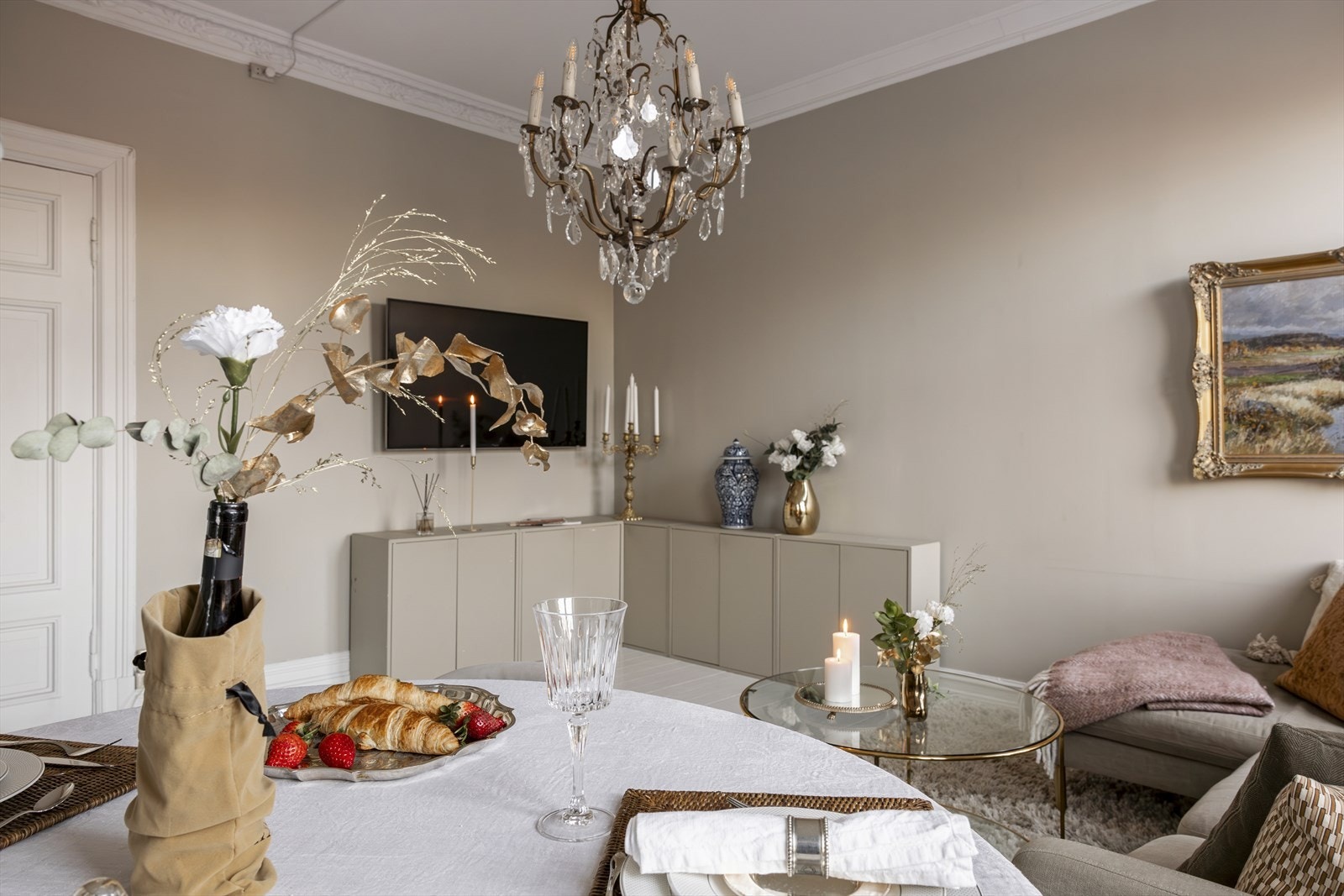 Det er flere møbleringsmuligheter i stuen. Veggene er nylig malt i en behagelig fargetone. Galleribilde