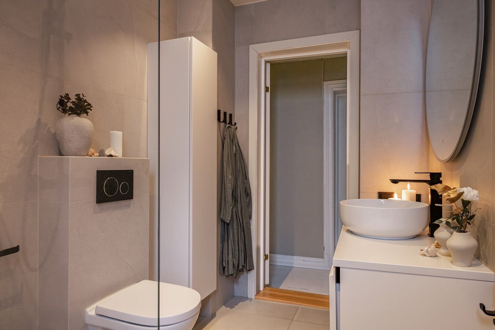 Veggfestet klosett med innebygget sisterne. Galleribilde