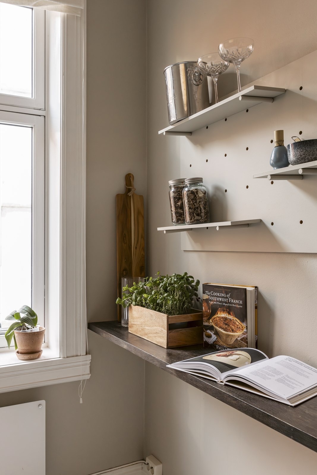 Kjøkkenet byr på rikelig med både benk- og skapplass. Galleribilde