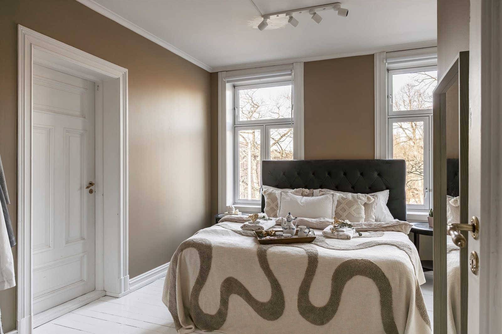 Romslig soverom med gode lysforhold og generøs takhøyde, noe som bidrar til en god romfølelse. Galleribilde