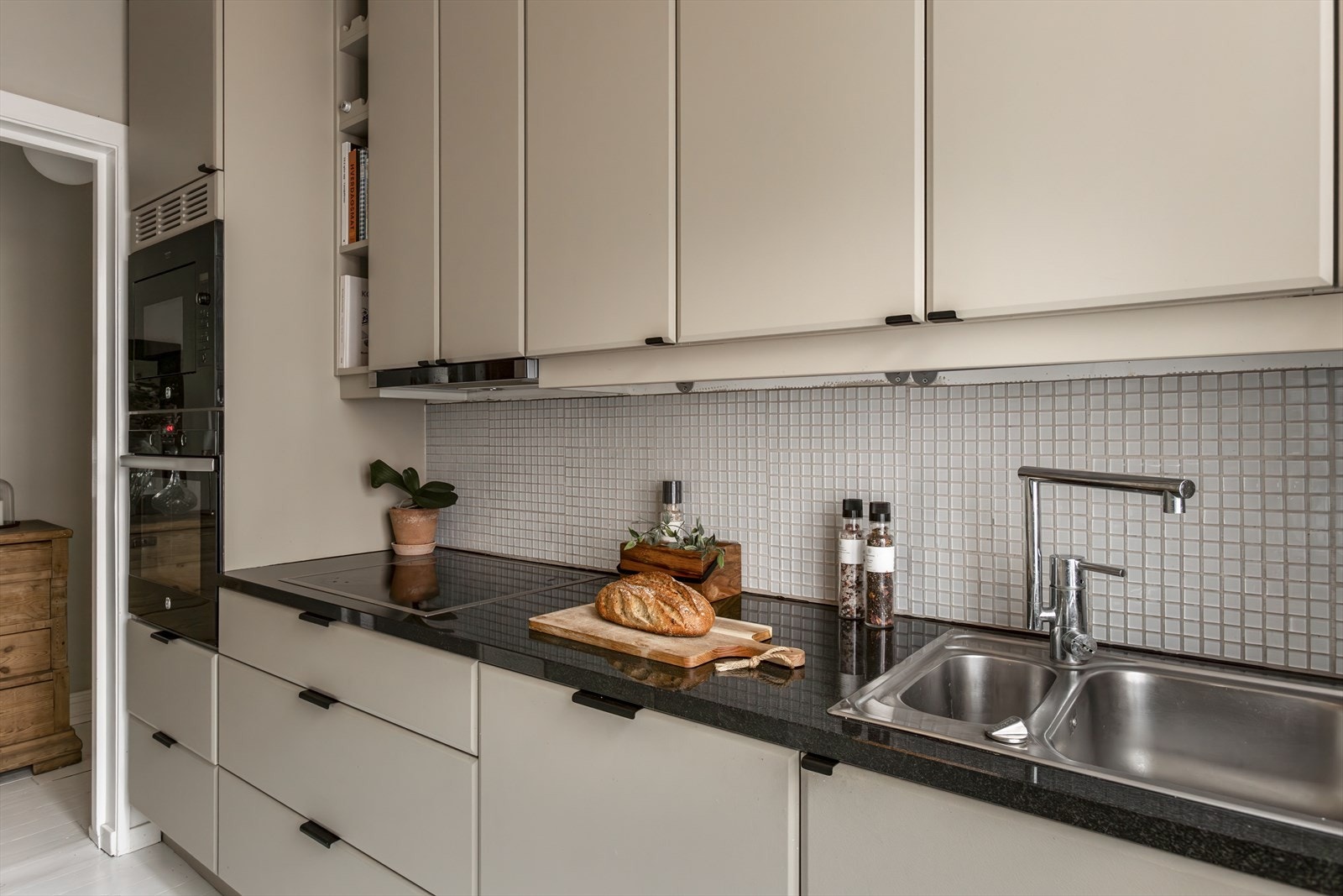 Eksklusivt kjøkken levert av Hamran Kjøkken med glatte malte fronter i en delikat fargetone. Galleribilde