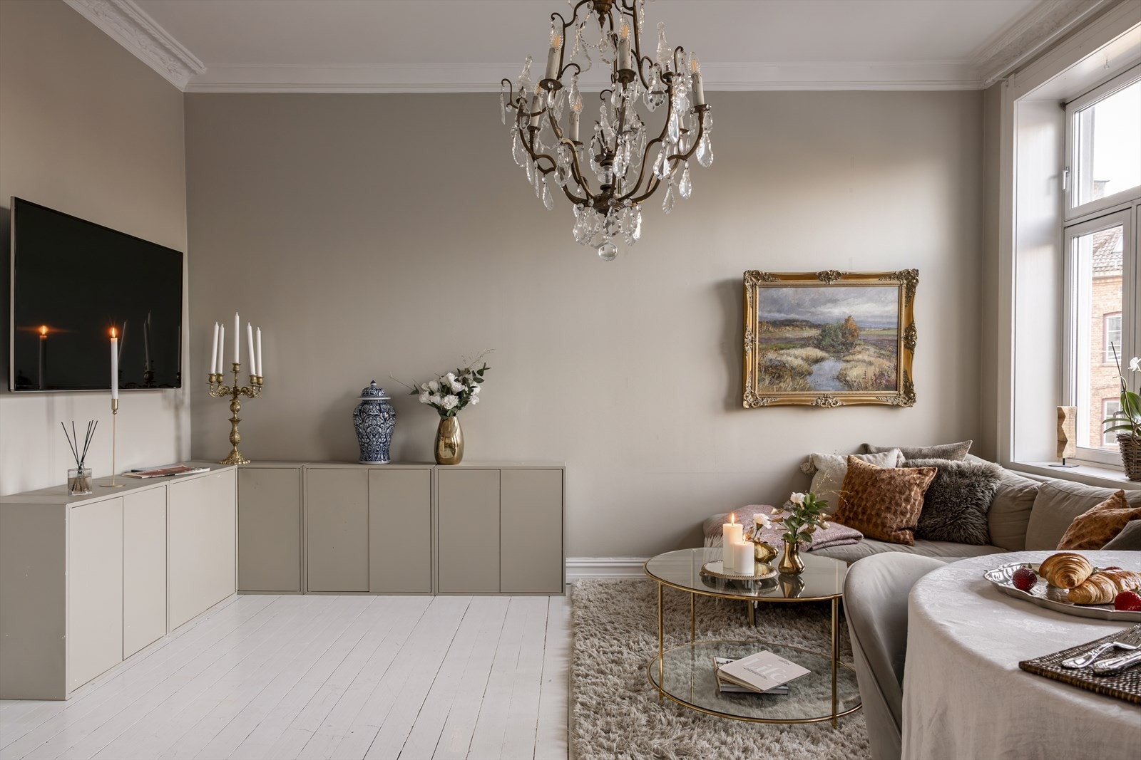 En klassisk og gjennomgående 2-roms selveierleilighet i ærverdig bygård fra 1895. Galleribilde