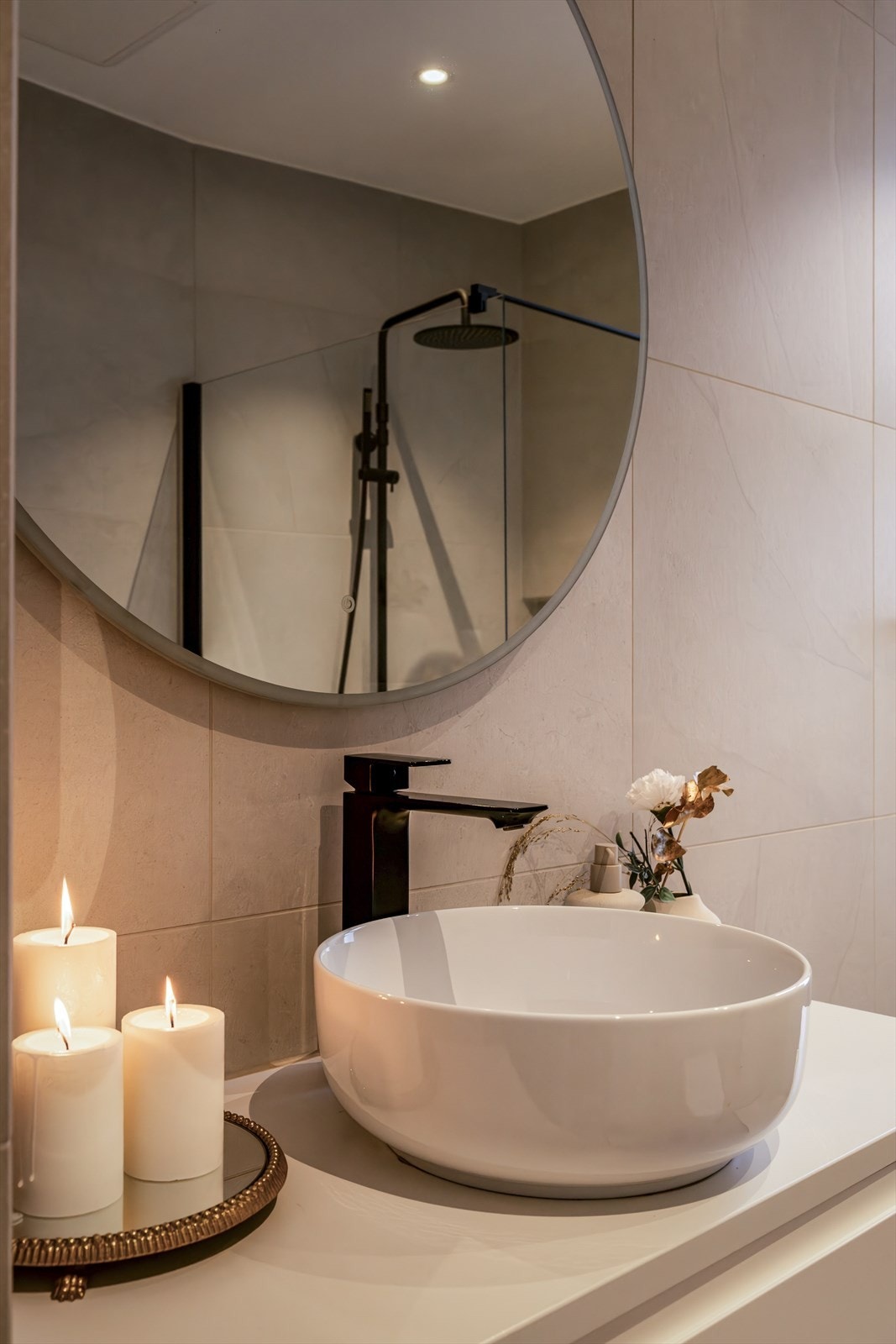 Pen servant med oppbevaring i underskap. Galleribilde