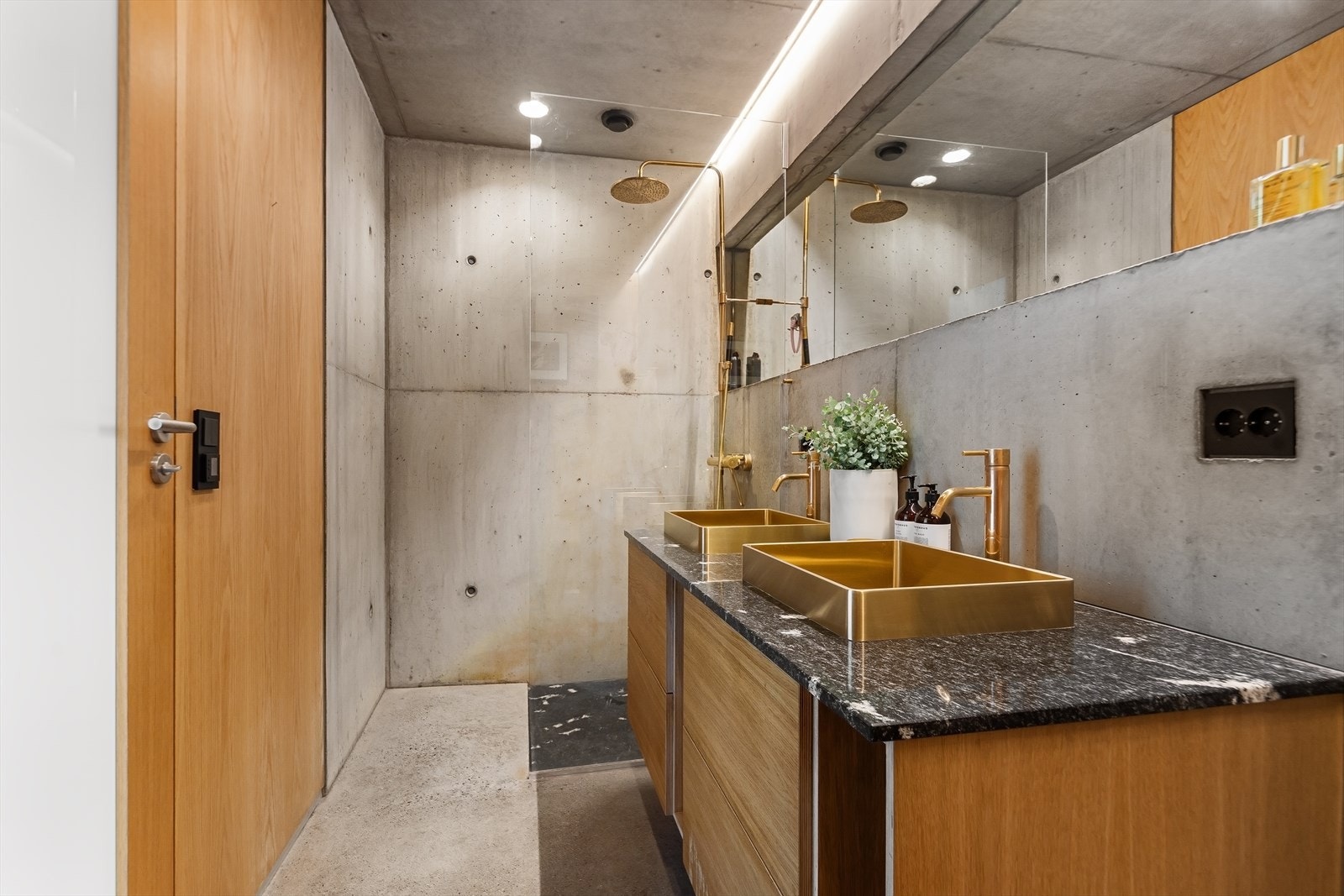 Dusjbad i forbindelse med mastersuit Galleribilde