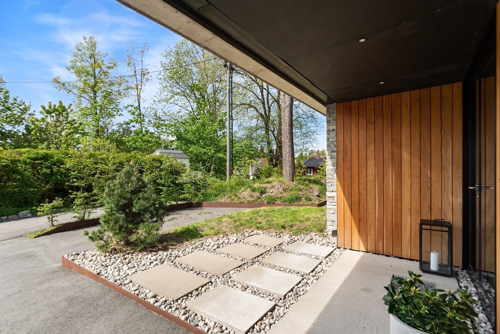 Hovedinngangspartiet til boligen er overbygget. Galleribilde