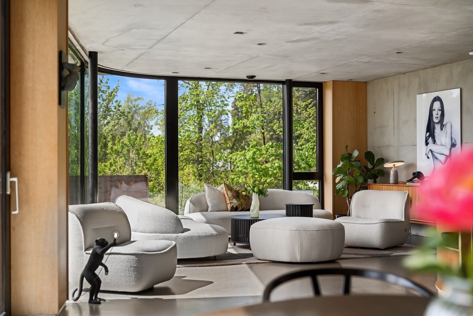 I stuedelen er det god plass til sittegruppe - legg merke til at vinduet er "buet". Galleribilde