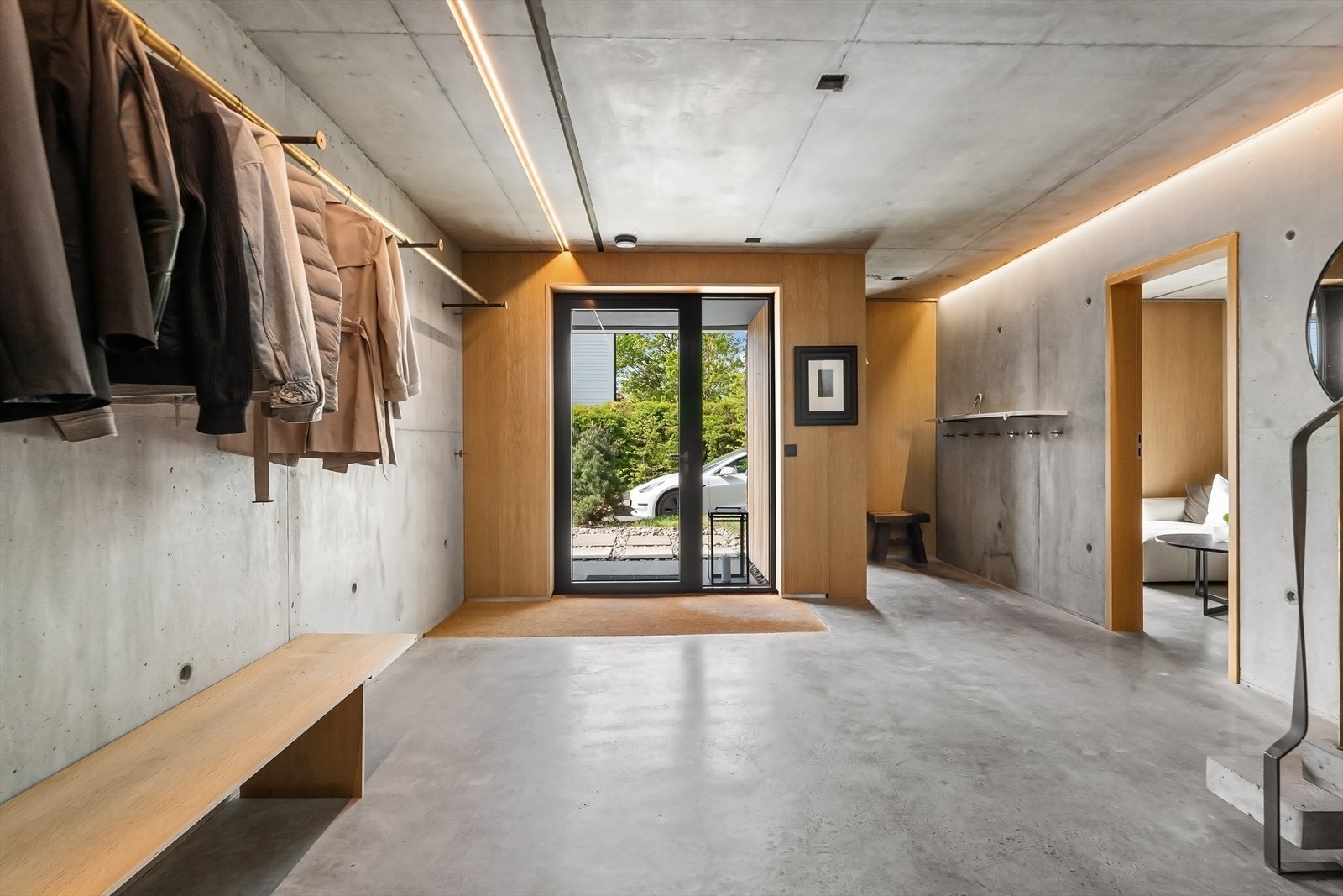 Entrè/hall/trapperom mot hovedinngangsdøren. I nisje til høyre for inngangsdøren er det også garderobe (hyller på vegg mot inngangspartiet). Galleribilde