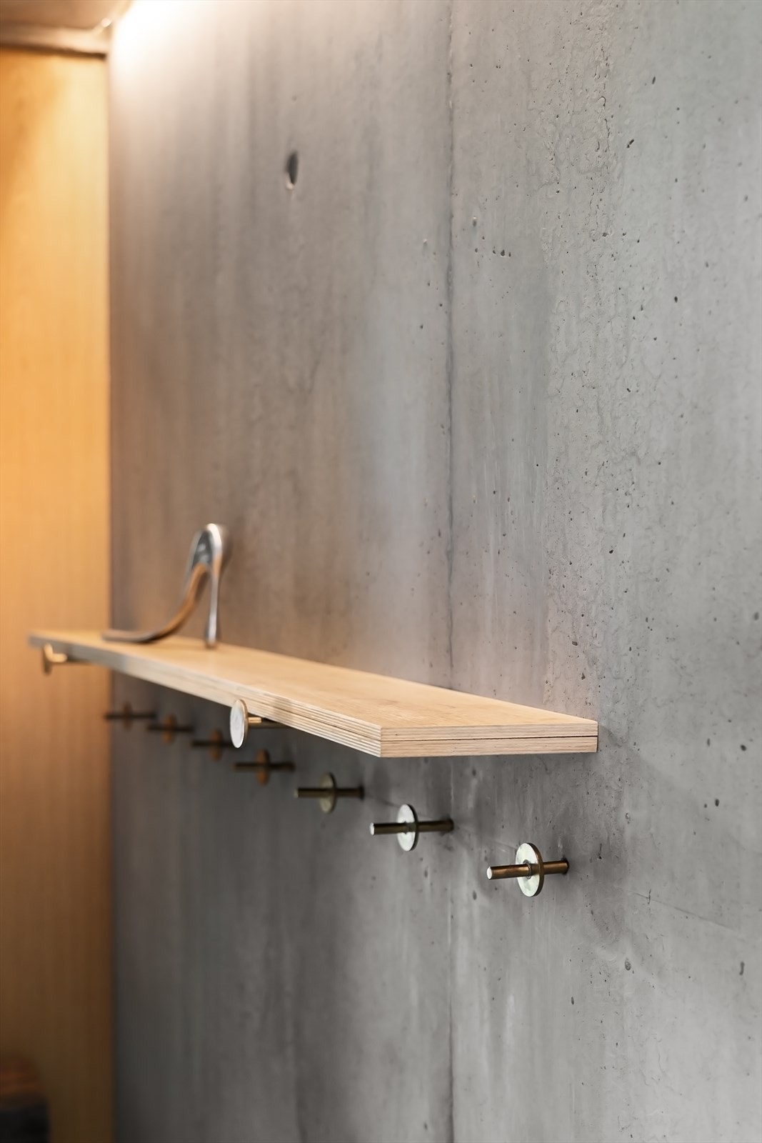 Fra garderobenisjen ved inngangspartiet. Galleribilde