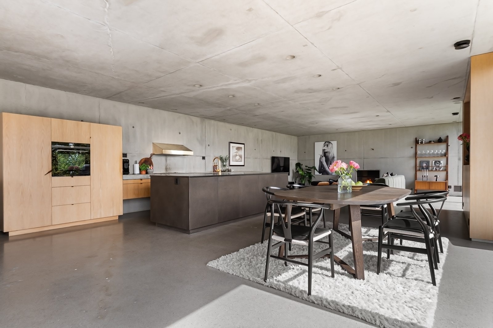 Spisebordet har sin naturlige plass rett ved kjøkkenet Galleribilde