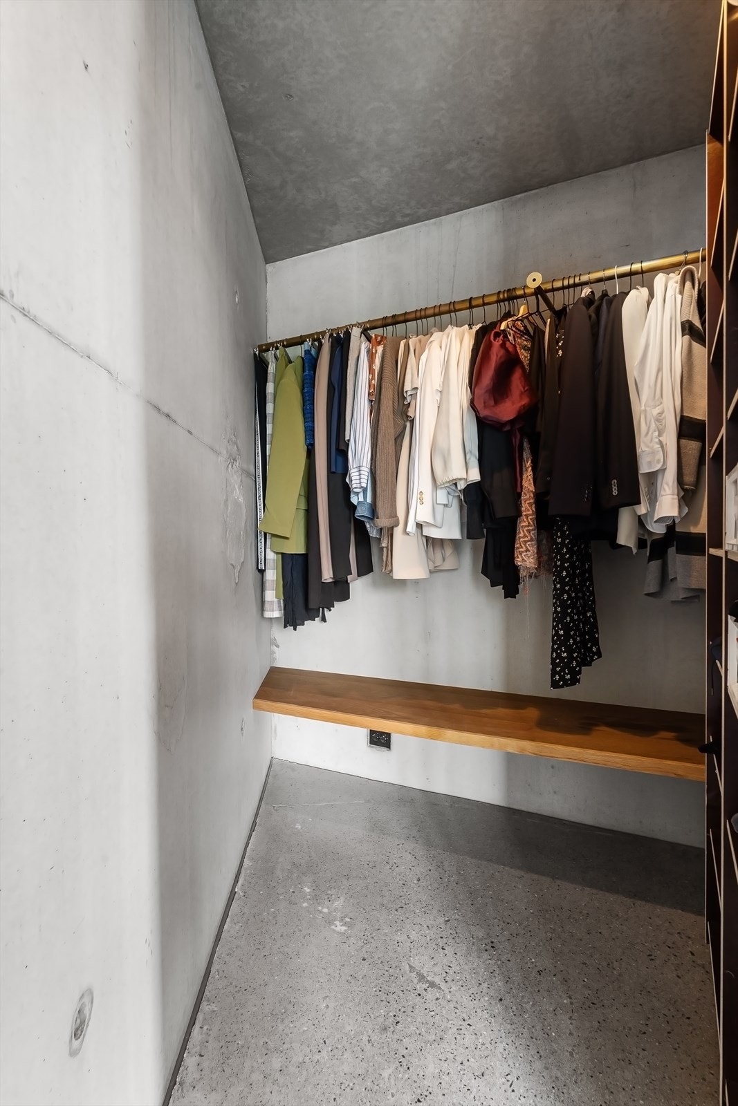 Fra walk-in- garderob i mastersuit Galleribilde