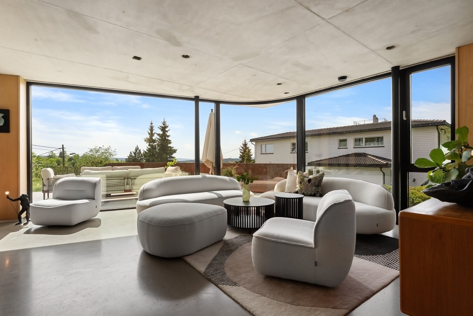 Stuen har flott utsikt. Galleribilde